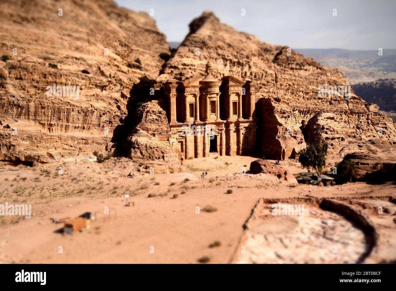Das Kloster (Ad-Deir) in der alten Nabatäischen Stadt Petra, Jordanien. Spielzeugeffekt Stockfoto
