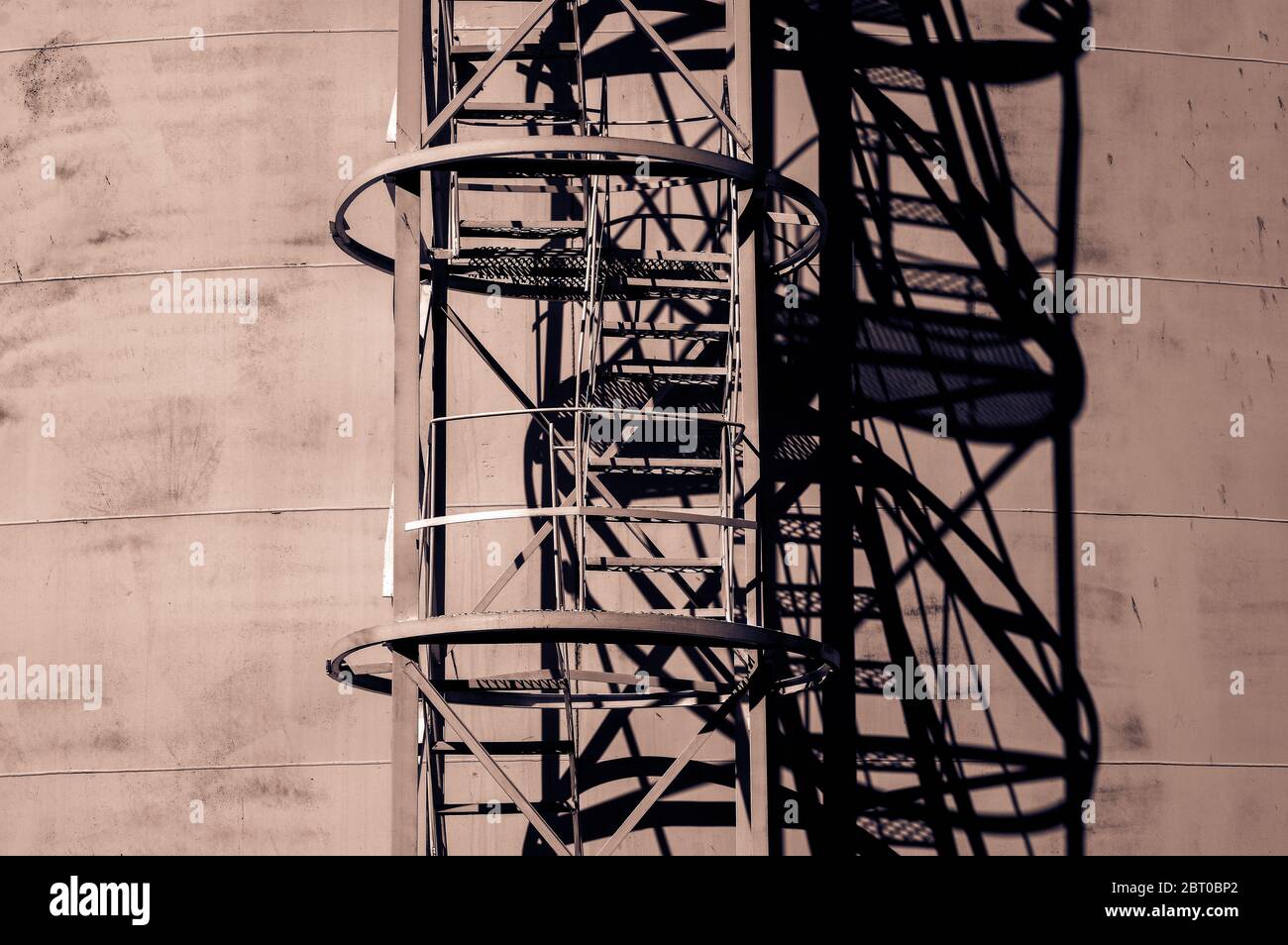 Industrielle Metalltreppen. Metalltreppen oder Treppen oder Treppen. Industriezone. Stockfoto
