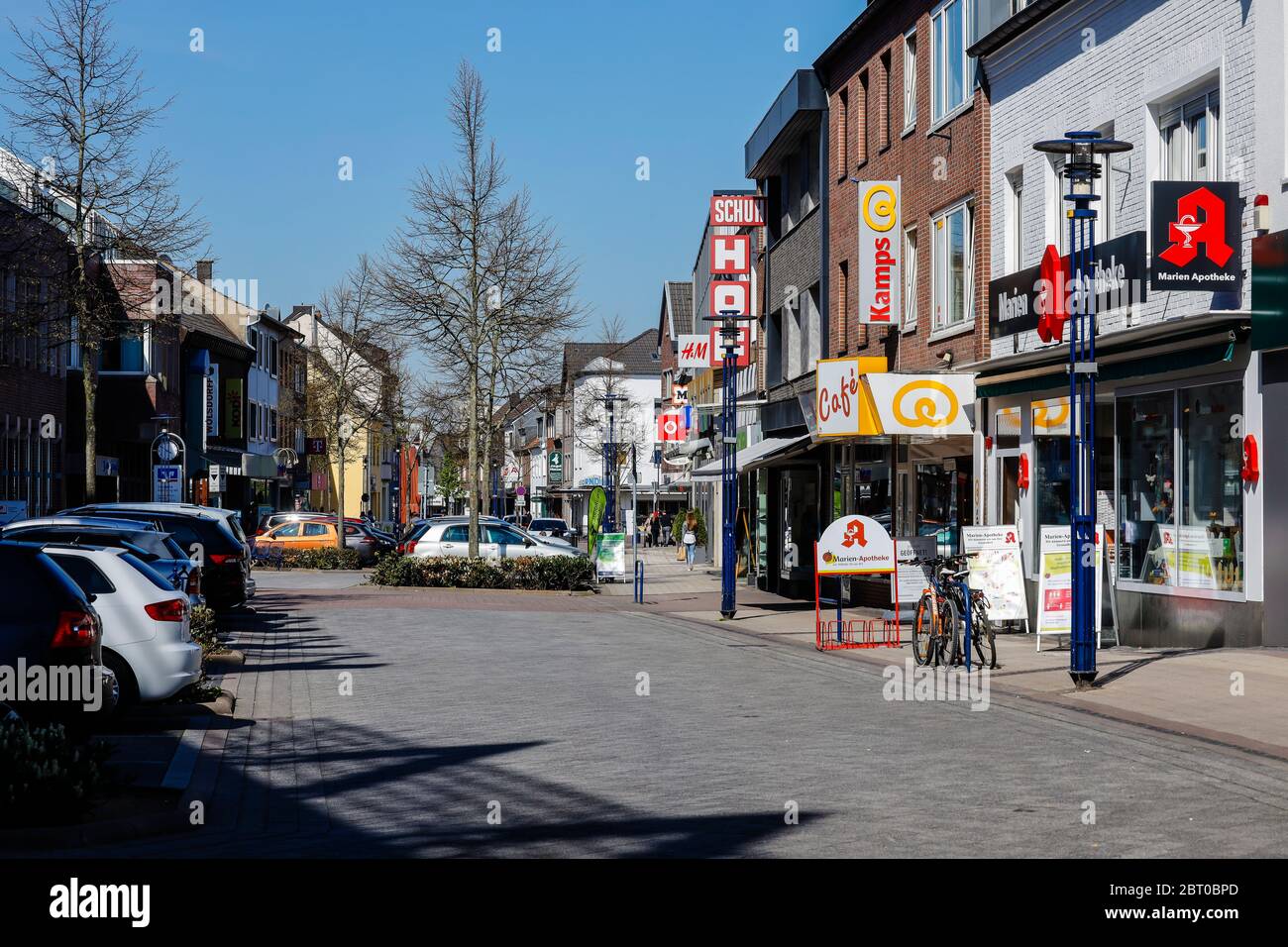 Heinsberg, Nordrhein-Westfalen, Deutschland - Hochstraße in Heinsberg, Haupteinkaufsstraße in Zeiten der Corona-Pandemie mit Kontaktverbot, Heinsberg Stockfoto
