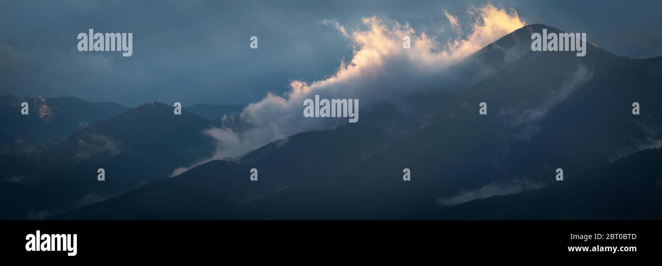 Niedrige Wolken in den Bergen der Region Turiec, Slowakei. Stockfoto