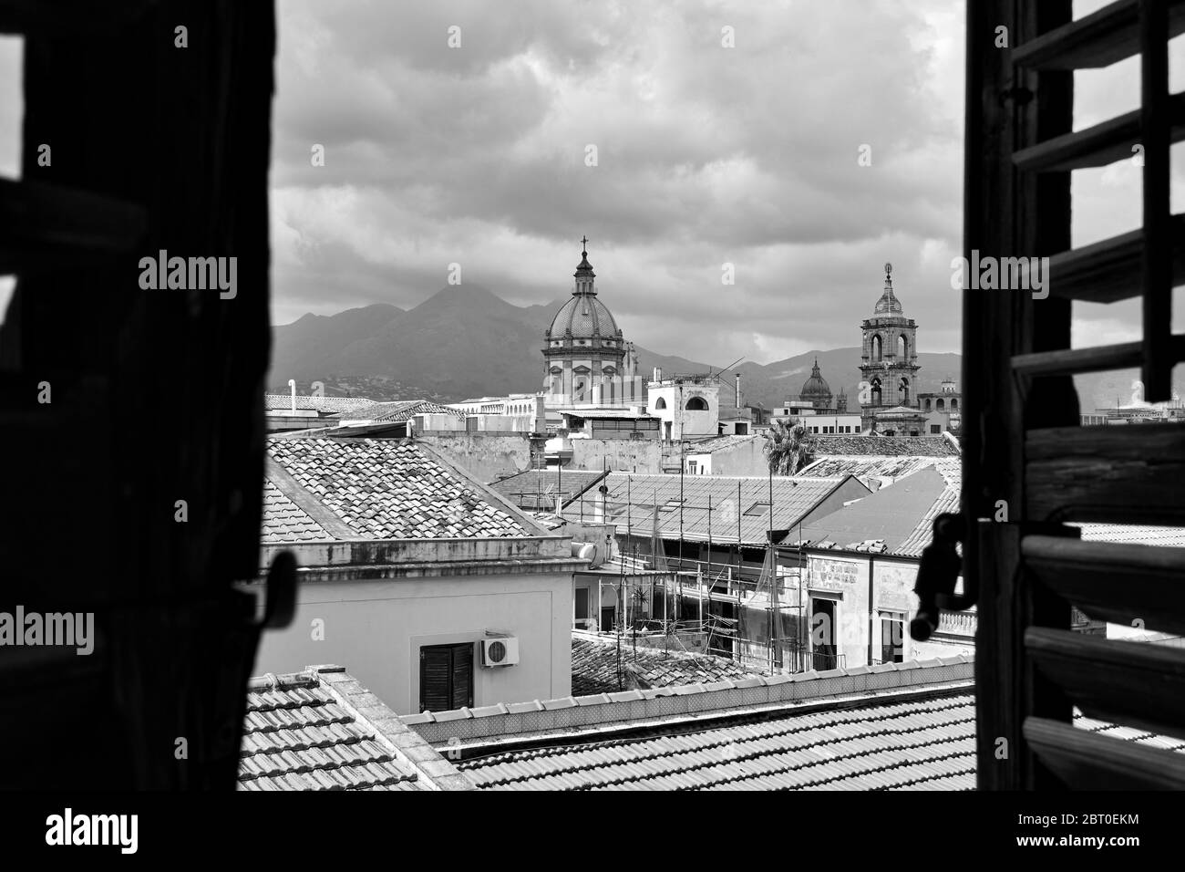 Die Altstadt von Palermo durch das offene Fenster mit Fensterläden, Sizilien, Italien. Balck und weiße Stadtlandschaft Stockfoto