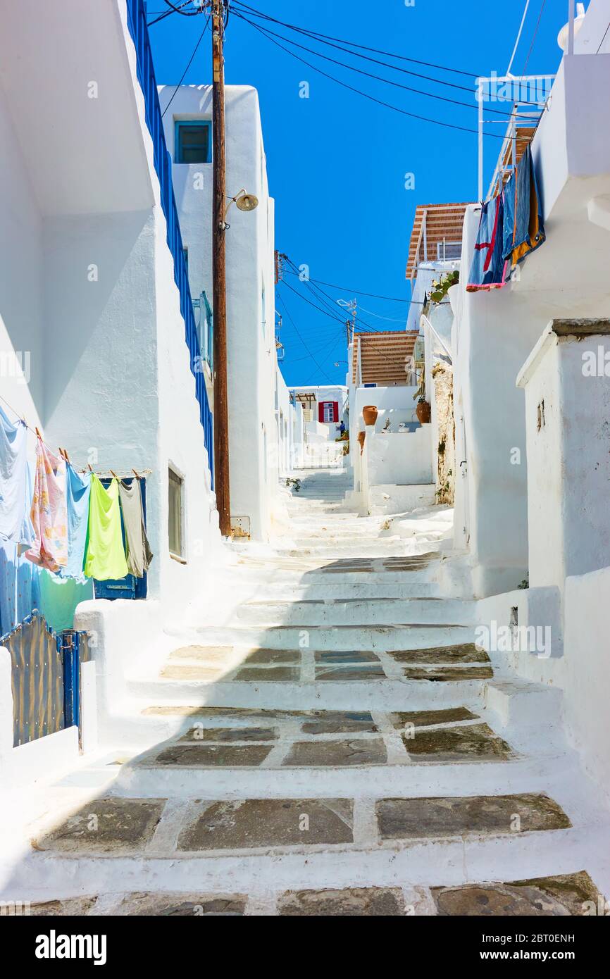 Bergauf Straße mit alten weiß getünchten Häusern in Mykonos Stadt an sonnigen Sommertagen, Griechenland Stockfoto