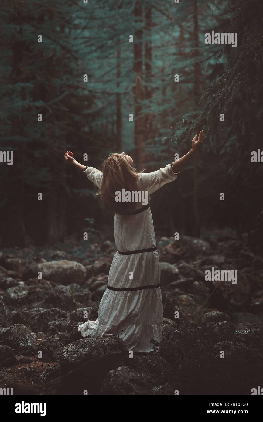 Beten im Wald Stockfoto