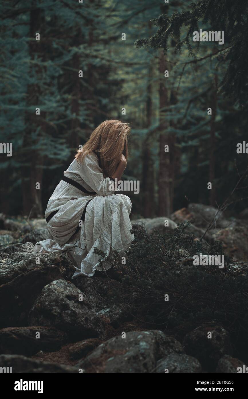 Denken unter den Bäumen Stockfoto