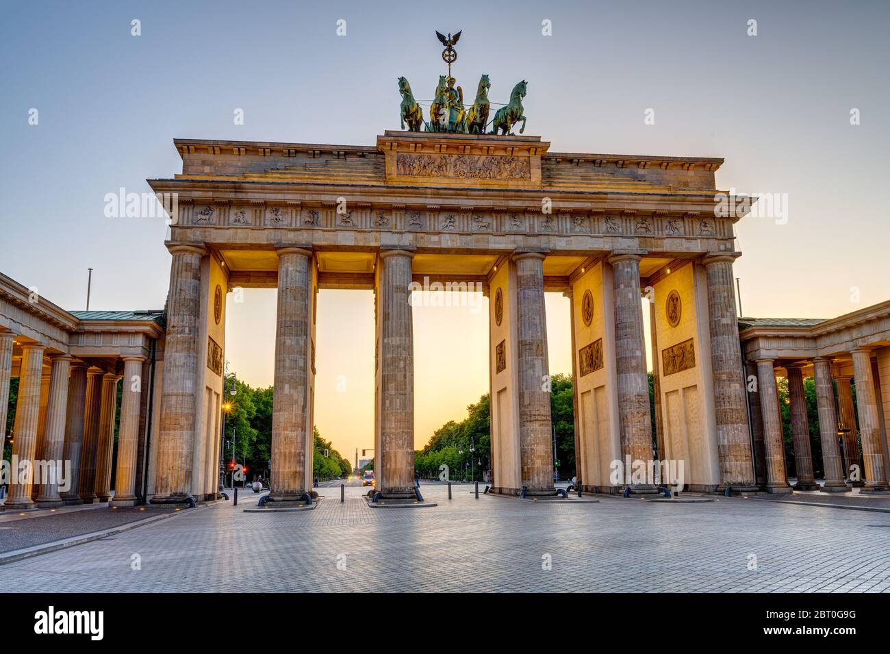 Das historische Brandenburger Tor in Berlin bei Sonnenuntergang ohne Menschen Stockfoto