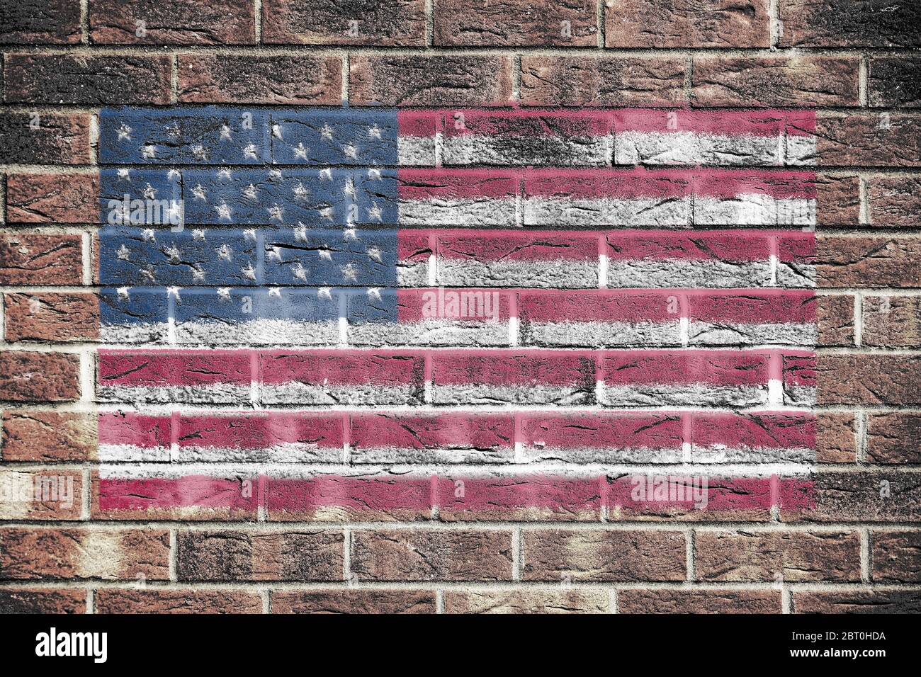 United States of America Flagge Sterne und Streifen alten Ruhm auf Backstein Wand Hintergrund Stockfoto