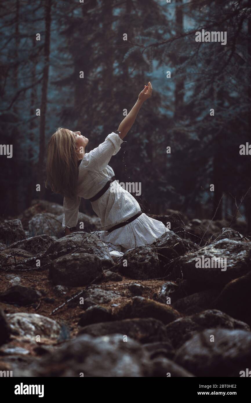 Frau im verträumten Wald Stockfoto
