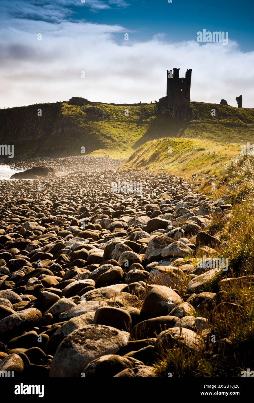 Dunstanburgh Castle von Embleton Bay, Northumberland, England Stockfoto