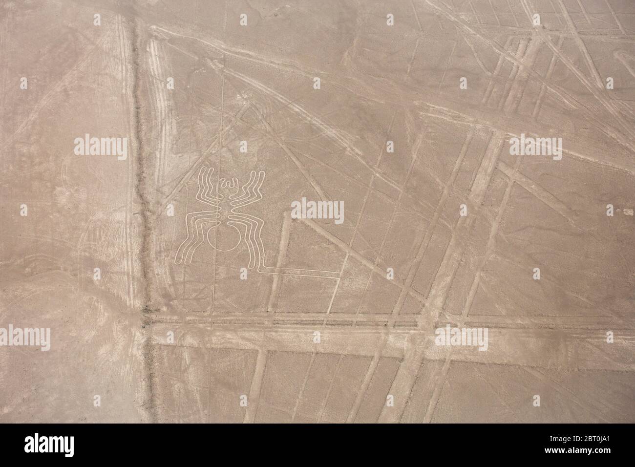Luftaufnahme der Nazca-Linien, präkolumbianischen Geoglyphen, die in Wüstensand geätzt wurden, Nazca, Süd-Peru. Stockfoto