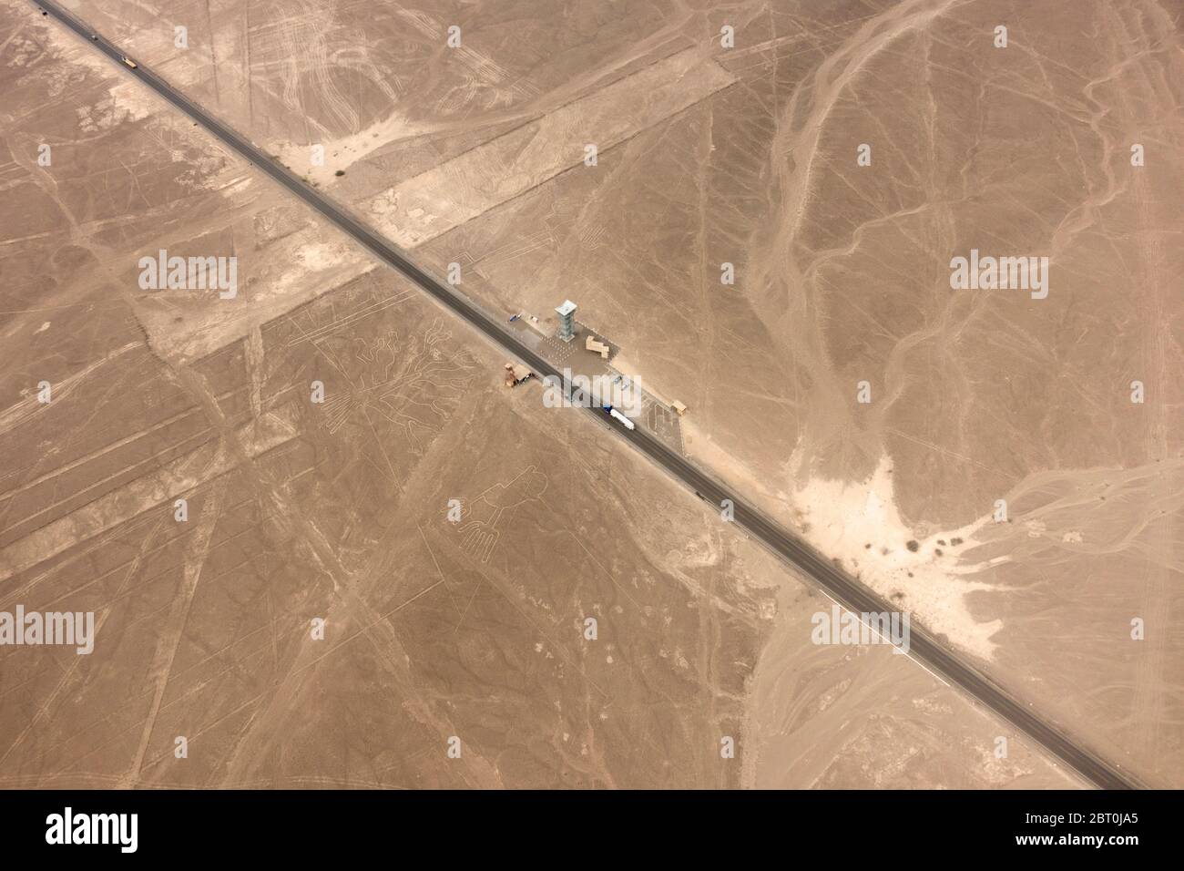 Luftaufnahme der Nazca-Linien, präkolumbianischen Geoglyphen, die in Wüstensand geätzt wurden, Nazca, Süd-Peru. Stockfoto