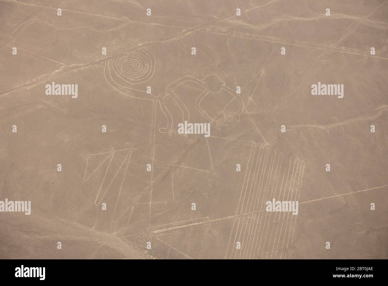 Luftaufnahme der Nazca-Linien, präkolumbianischen Geoglyphen, die in Wüstensand geätzt wurden, Nazca, Süd-Peru. Stockfoto