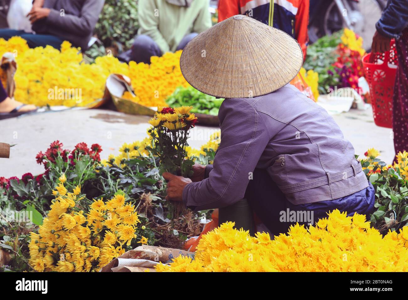 Rückseite des Blumenverkäufers in Saigon, Ho Chi Minh Stadt, Vietnam Stockfoto