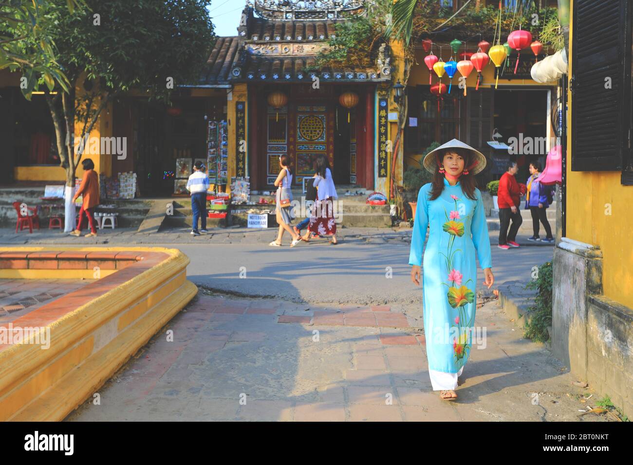 Hoi an, Vietnam - 7. Februar 2018 : Frau in Ao Dai Kleid zu Fuß auf der Straße in Hoi an, Vietnam Stockfoto