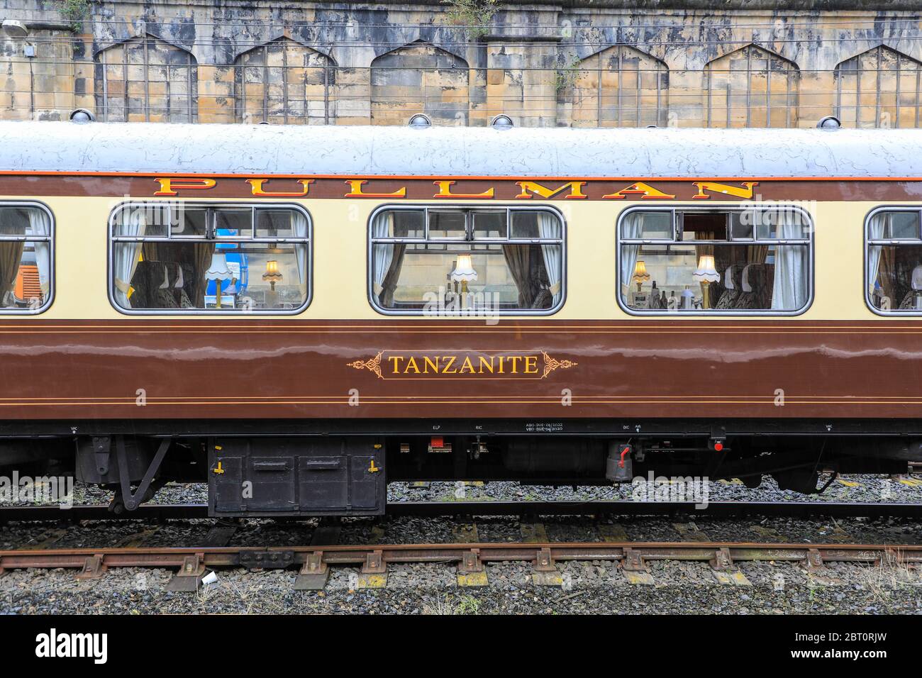 Pullman-Wagen oder -Reisebusse mit Namen Tanzanite, Nummer 350, Baujahr 1960, Bahnhof Carlise, Carlisle, Cumbria, England, Großbritannien Stockfoto