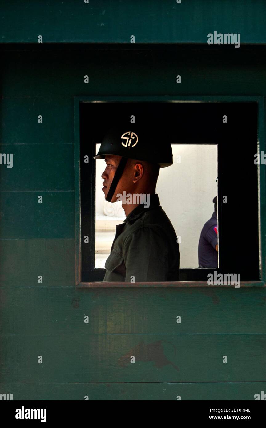 Eine thailändische Wache am Eingang des Großen Palastes, eine Attraktion, die man in Bangkok, Thailand, gesehen haben muss. Stockfoto