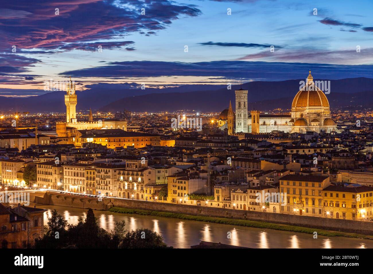 Die Türme des Palazzo Vecchio und des Duomo di Firenze stehen hoch über der Renaissance-Stadt Florenz, Toskana, Italien Stockfoto