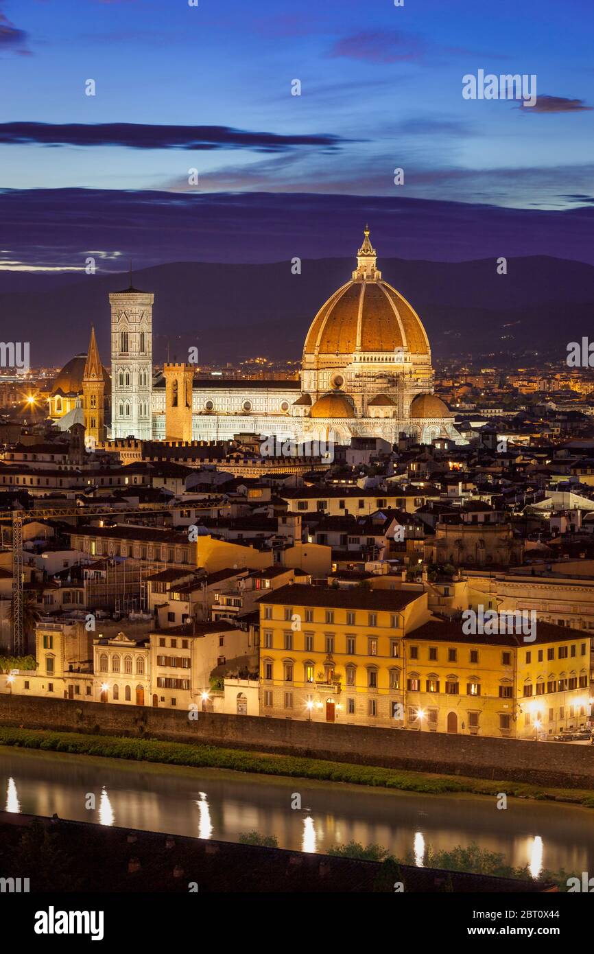Der Dom von Firenze erhebt sich über der Renaissance-Stadt Florenz, Toskana, Italien Stockfoto