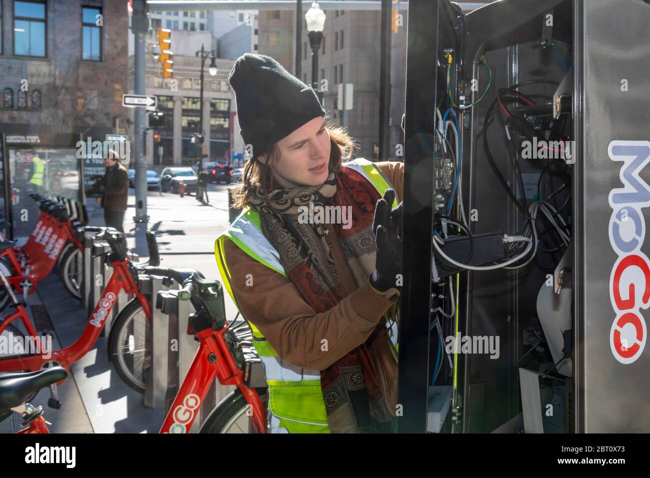 Detroit, Michigan - EIN Arbeiter untersucht die computergesteuerte Leitstelle in der Andockstation von Detroits MoGo-Fahrradverleihsystem. Stockfoto