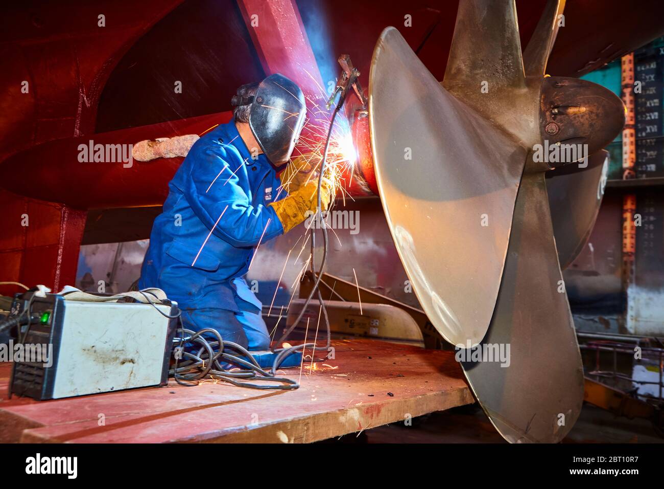 Ein Arbeiter schweißt Schiffsschraube des Tankschiffs Koesterberg der Vega-Shipping Company im Schwimmdock der Norderwerft Repair in der Stockfoto