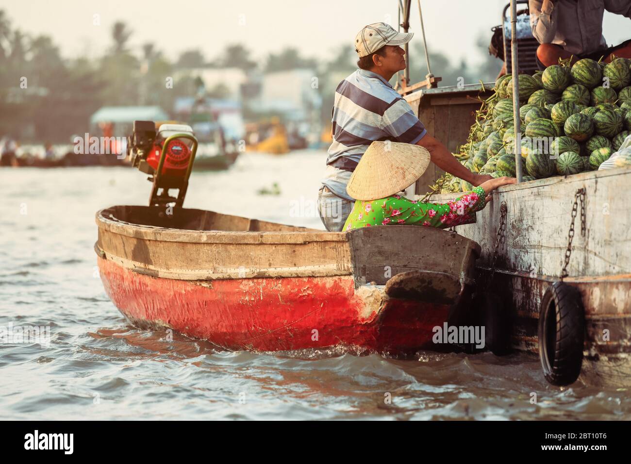 Mekong Delta - Vietnam - 24. Januar 2019 : Vietnamesische Verkäufer kaufen Wassermelone auf Nga Nam schwimmenden Markt in Mekong Delta Vietnam. Stockfoto