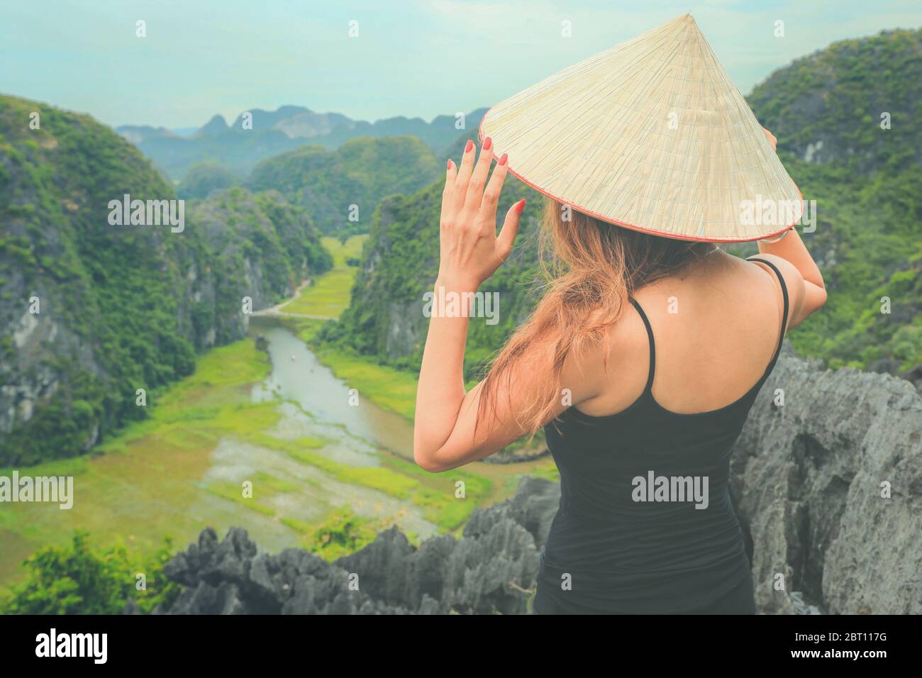 Reisende in Vietnam. Junge asiatische Frau auf dem Gipfel Mua Cave stehen. Ninh Binh Provinz, Vietnam. Stockfoto