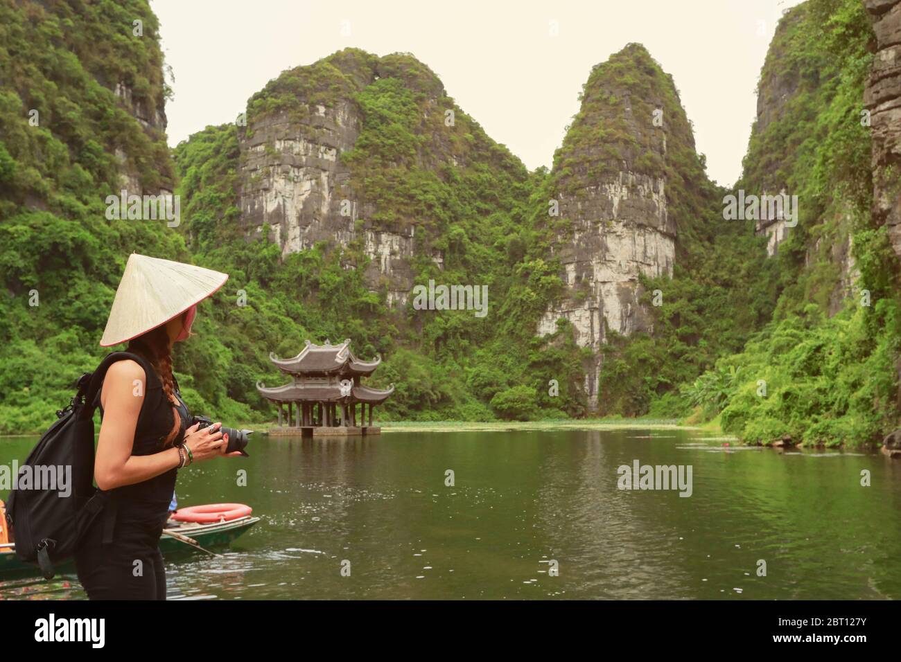 Fotograf asiatische Frau mit slr Kamera professionelle Fotografie in Ninh Binh, Vietnam Stockfoto