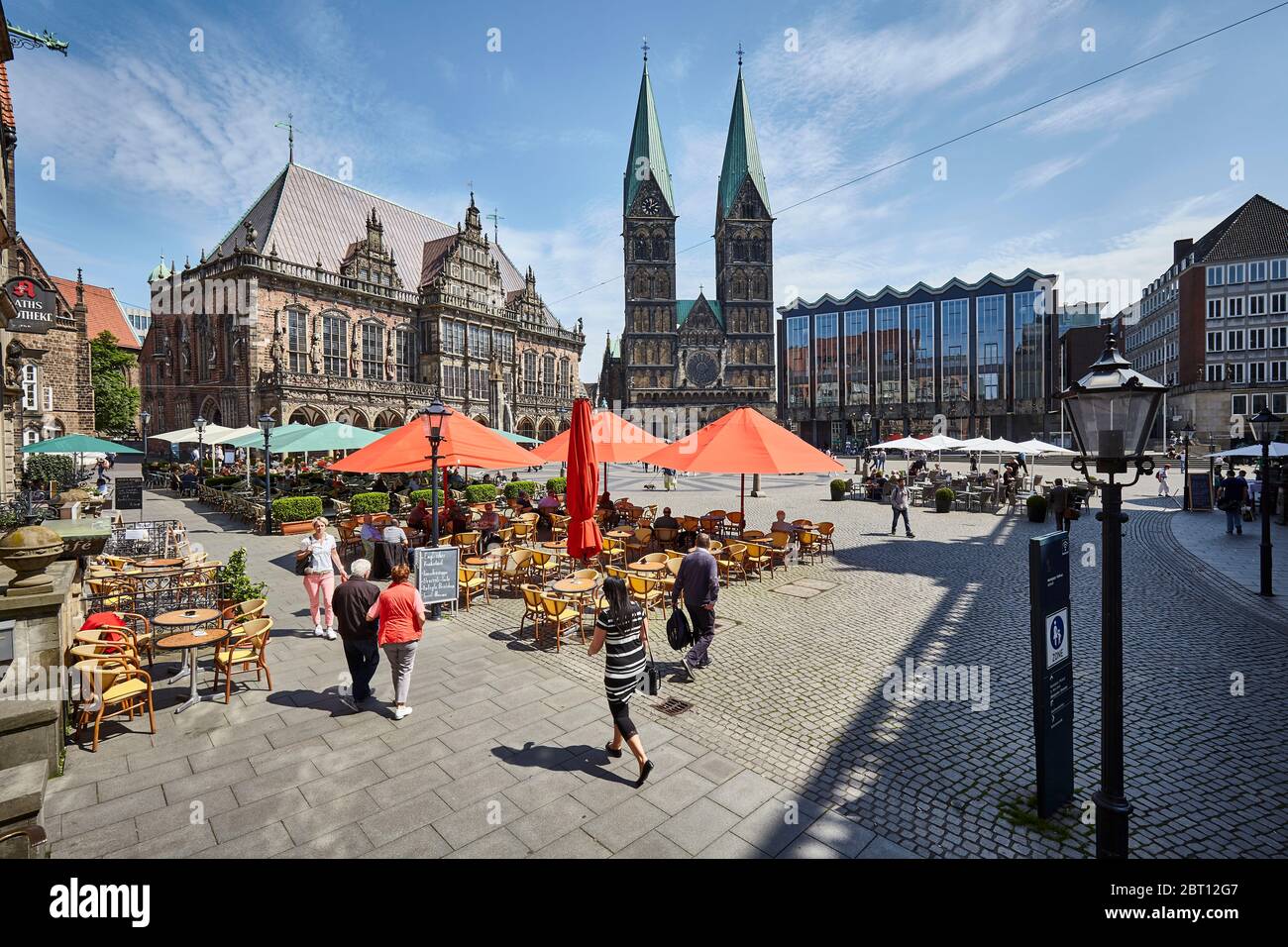 Der Marktplatz in Bremen. Auf der linken Seite das Bremer Rathaus, in der Mitte der St. Petri Kuppel und auf der rechten Seite das bremer parlament. Stockfoto