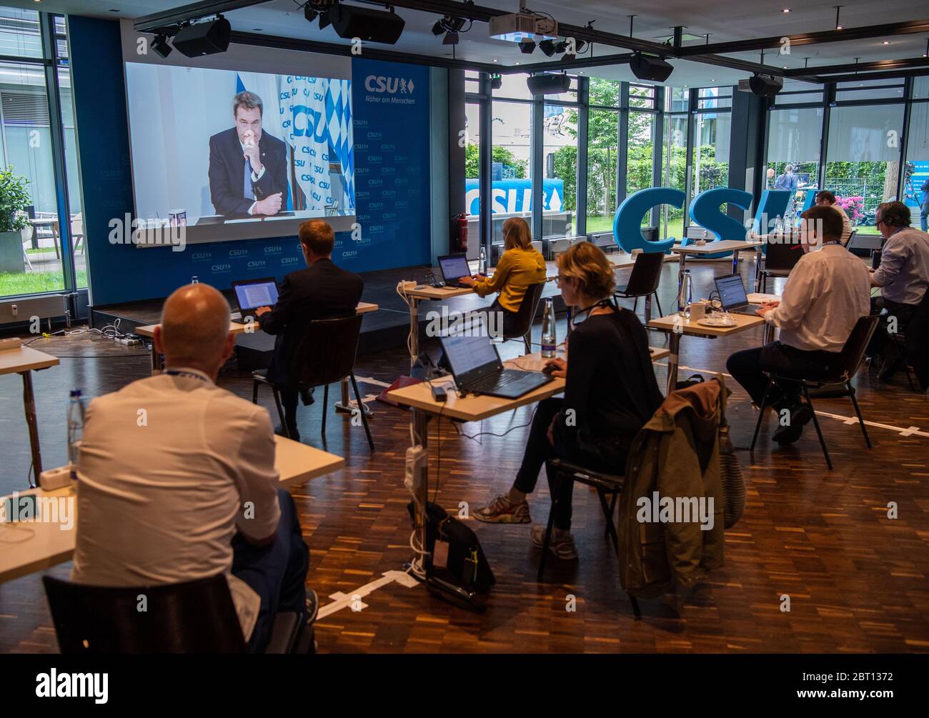 München, Deutschland. Mai 2020. Journalisten sehen den Livestream des CSU-Parteikongresses. Zum ersten Mal in der Geschichte der Partei wurde die CSU-Parteikonferenz wegen der Corona-Pandemie nur im Internet abgehalten. Auch inhaltlich liegt der Fokus auf der Überwindung der Krise in einem Leitantrag. Quelle: Lino Mirgeler/dpa/Alamy Live News Stockfoto