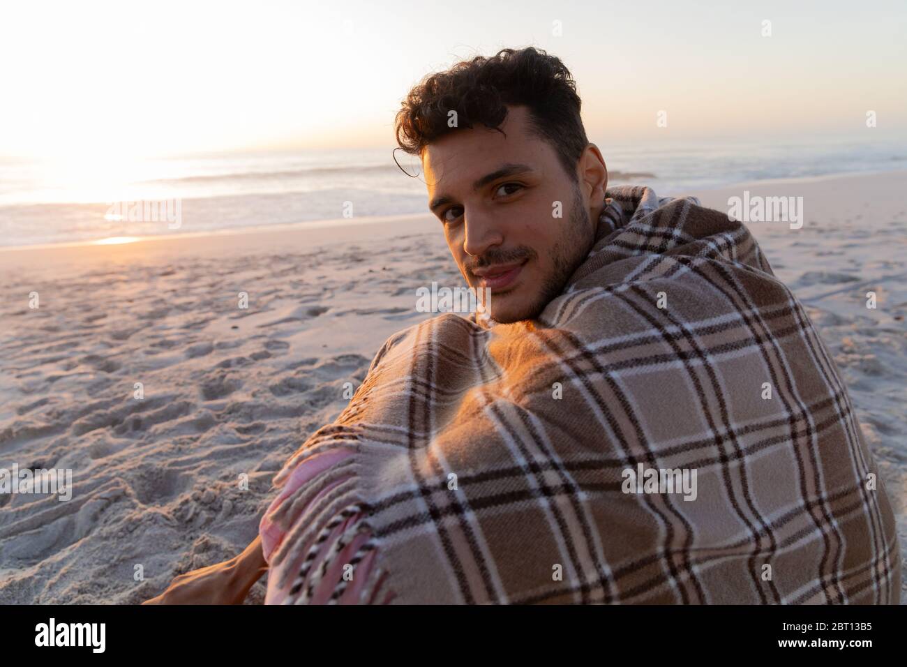 Kaukasischer Mann genießt Zeit am Strand Stockfoto