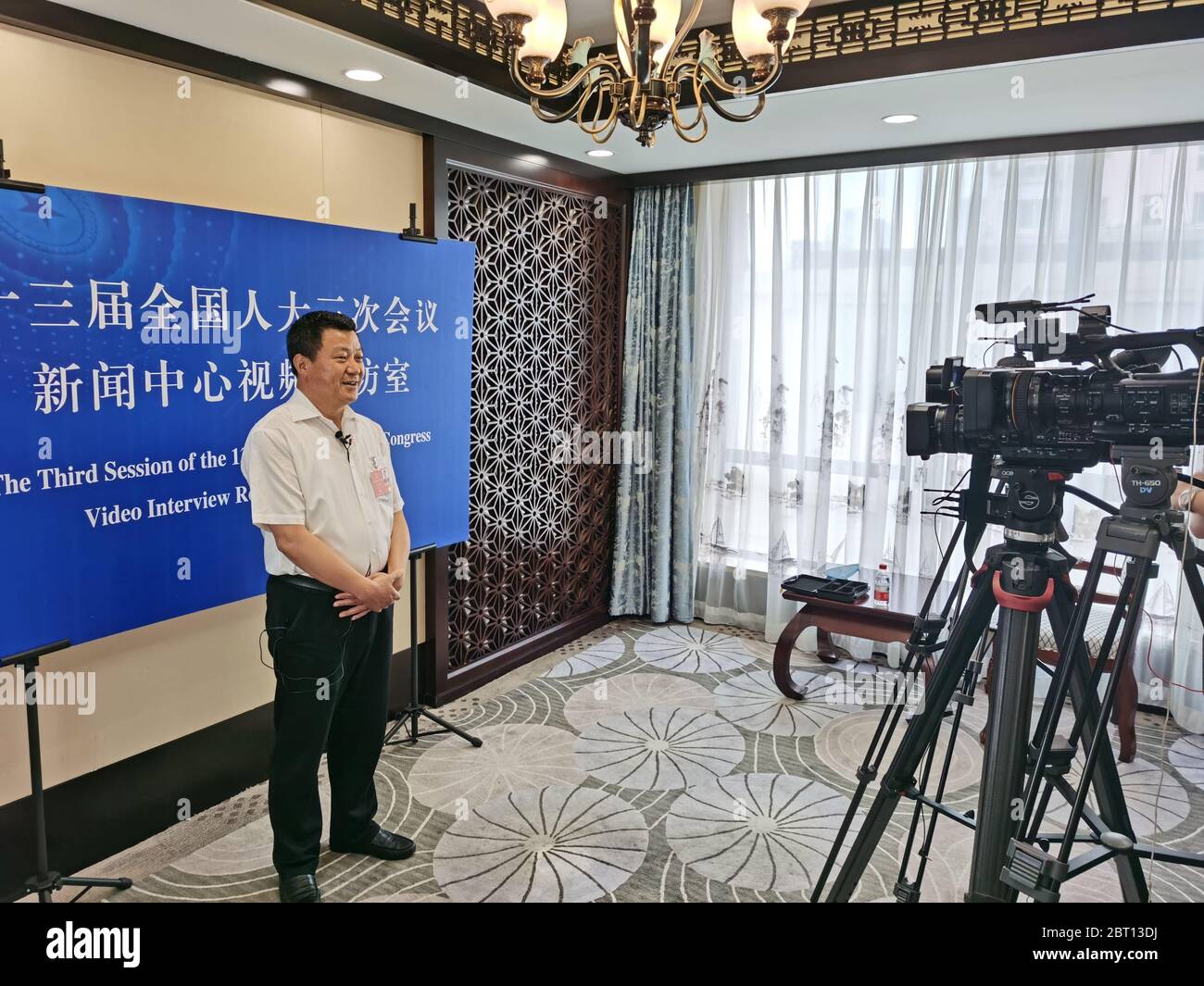 Peking, China. Mai 2020. Li Guozhang, ein Abgeordneter des 13. Nationalen Volkskongresses (NPC) aus der Provinz Hubei, erhält ein Interview in einem Videointerviewraum in Peking, der Hauptstadt Chinas, am 21. Mai 2020. Kredit: Liang Jianqiang/Xinhua/Alamy Live News Stockfoto