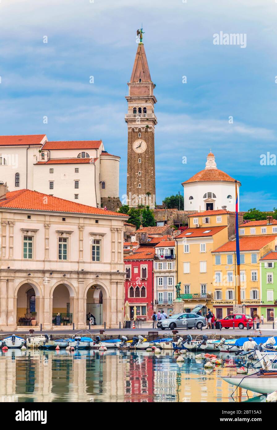 Piran, Slowenien Primorska.  Blick über Hafen, Tartinijev Trg (oder Quadrat) und der Turm der St.-Georgs Kathedrale. Stockfoto