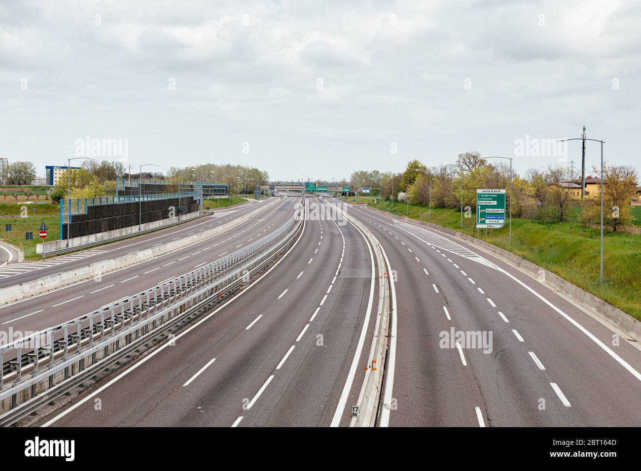 Bologna - Italien - 22. März 2020. Bologna in Lockdown. Autobahnen und Bologna-Ringstraße wegen des Coronavirus-Ausbruchs leer Stockfoto