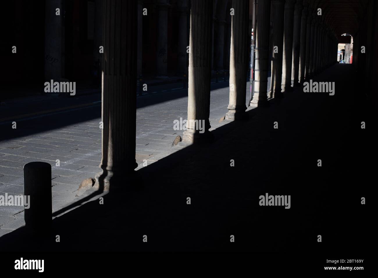 Bologna - Italien - 3. April 2020. Bologna in Lockdown. Leere Straßen im Zentrum von Bologna wegen des Coronavirus-Ausbruchs Stockfoto