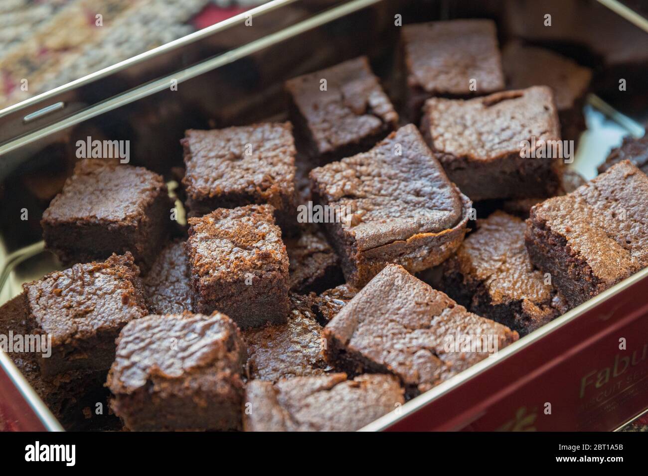 Nahaufnahme von hausgemachten Brownies in einer Dose Stockfoto