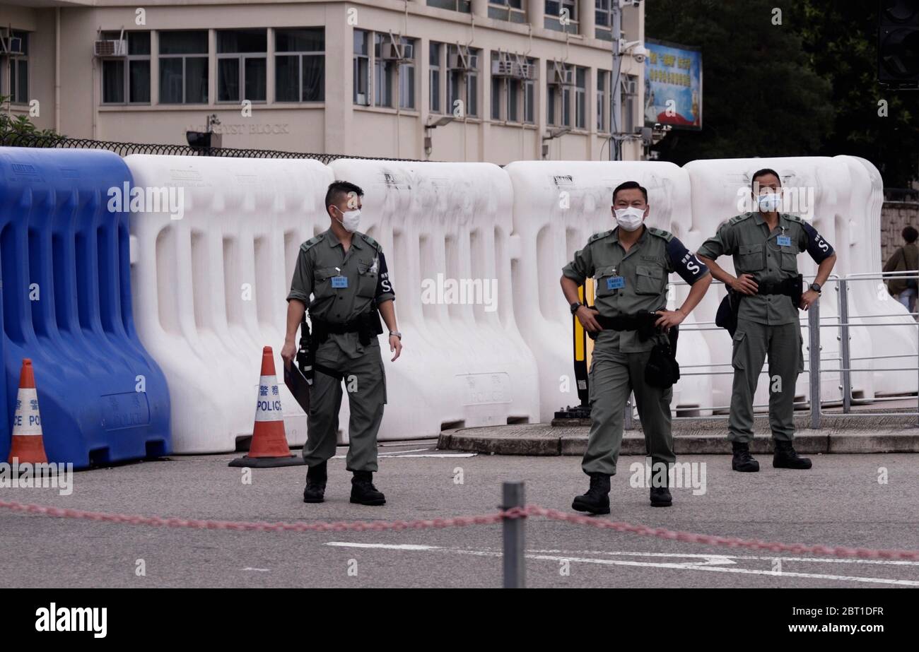 22. Mai 2020, Hongkong, CHINA: Der Polizeidienst der Hongkonger Polizei bewacht den Weg zum Hauptsitz der Volksbefreiungsarmee und zum HKSAR-Hauptgeschäftsführer vor einem stark verbarrikadierten Bürogebäude.das chinesische kommunistische Regime in Peking unternimmt einen schnellen Schritt, um das NATIONALE SICHERHEITSGESETZ HONGKONGS anstelle des umstrittenen ARTIKELS 23 zu gesetzen. Umgehung des lokalen Gesetzgebungsverfahrens. Dies würde es der KPCh ermöglichen, direkt das chinesische Polizeisystem auf dem Festland in die ehemalige britische Kolonie einzuführen und die Zensur der Gedanken und Ideen der Bürger Hongkongs zu stärken. Mai-22, 2020 Hongkong.ZUMA/Liau Chung-ren (Foto: © Stockfoto