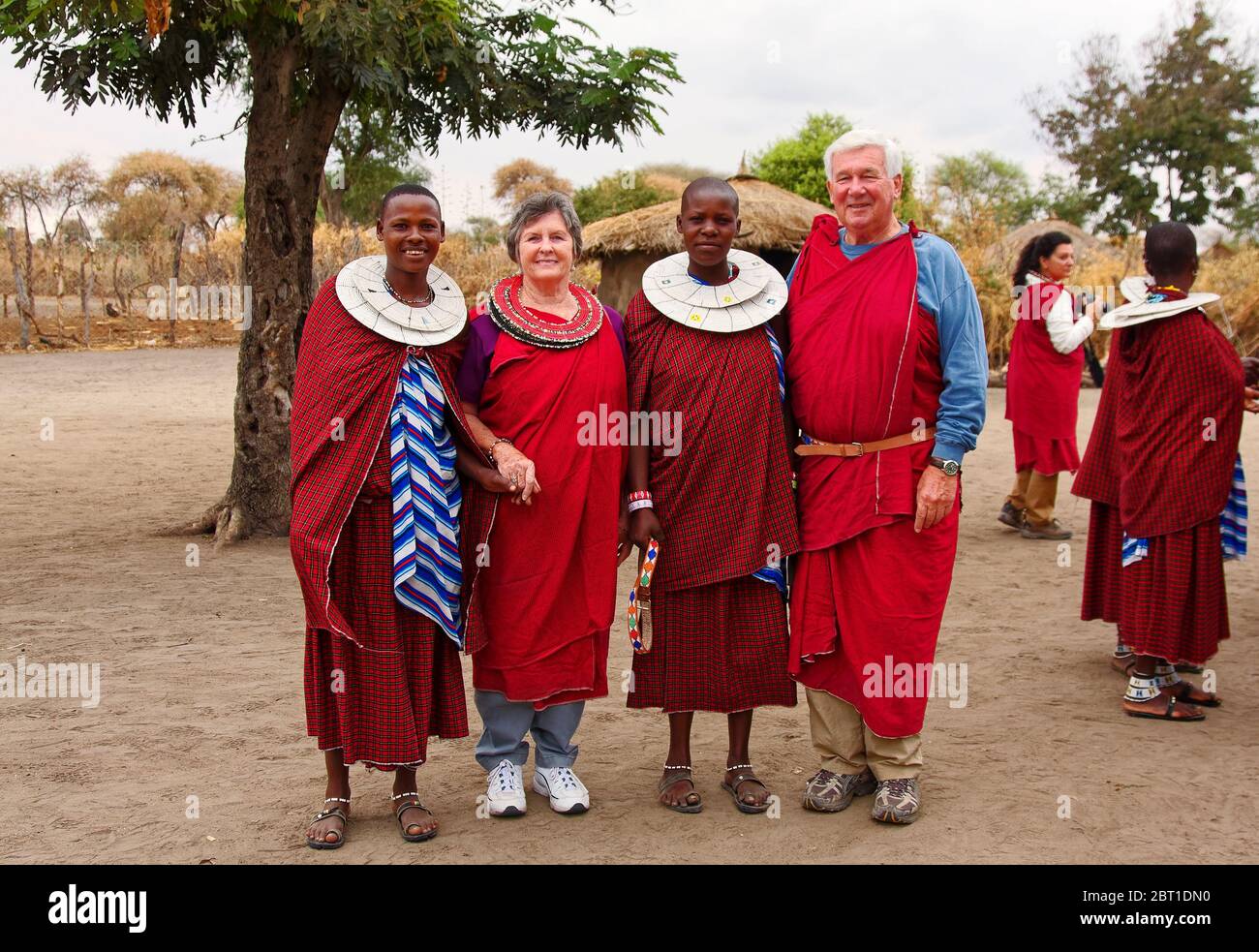 Maasai Frauen, Besuch Paar, Dorf; indigene Menschen; traditionelle rote Kleidung; Perlen Doppel Hals Ringe, bunt, Menschen, Lernen, Reiseerlebnis Stockfoto