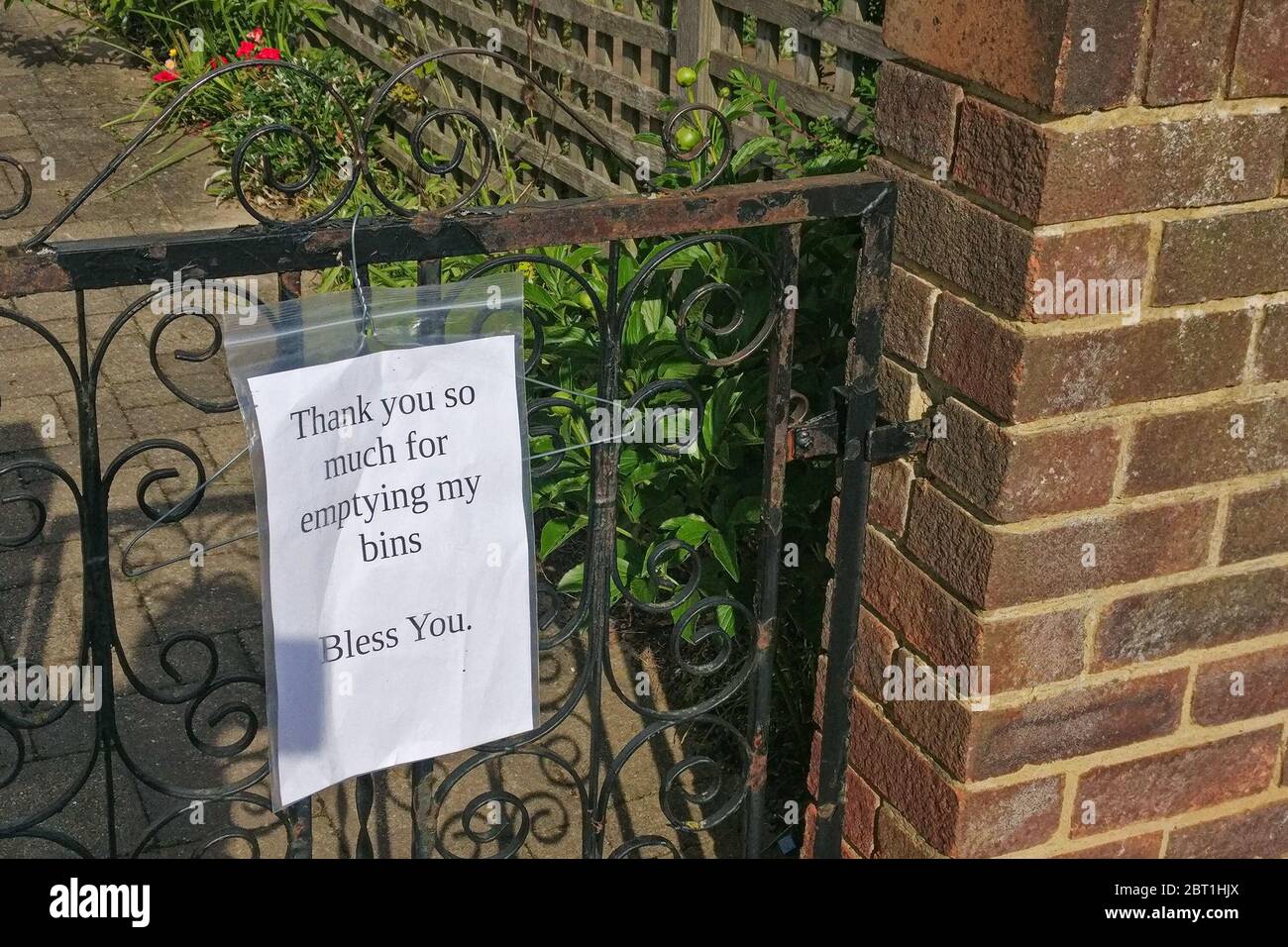 London, Großbritannien - 04. Mai 2020: Papier danke Hinweis auf Sammler verweigern ausgestellt am Stahl Eingangstor in der Nähe von Haus in Lewisham, während coron Stockfoto