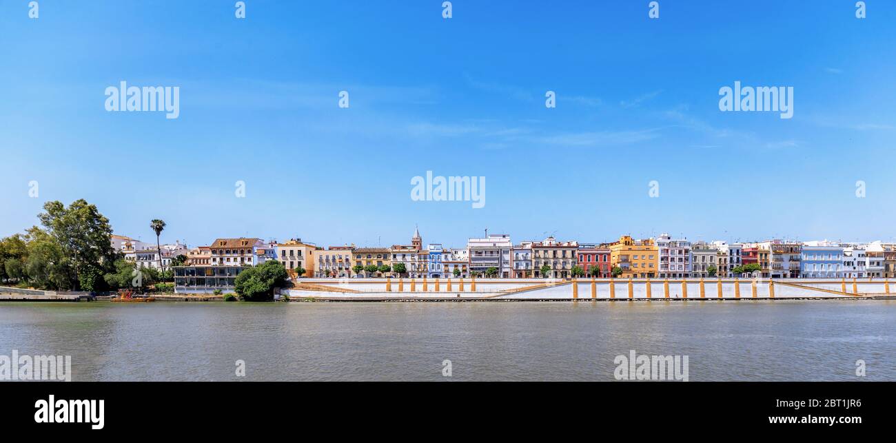 hochwasser in der nähe des flusses guadalquivir