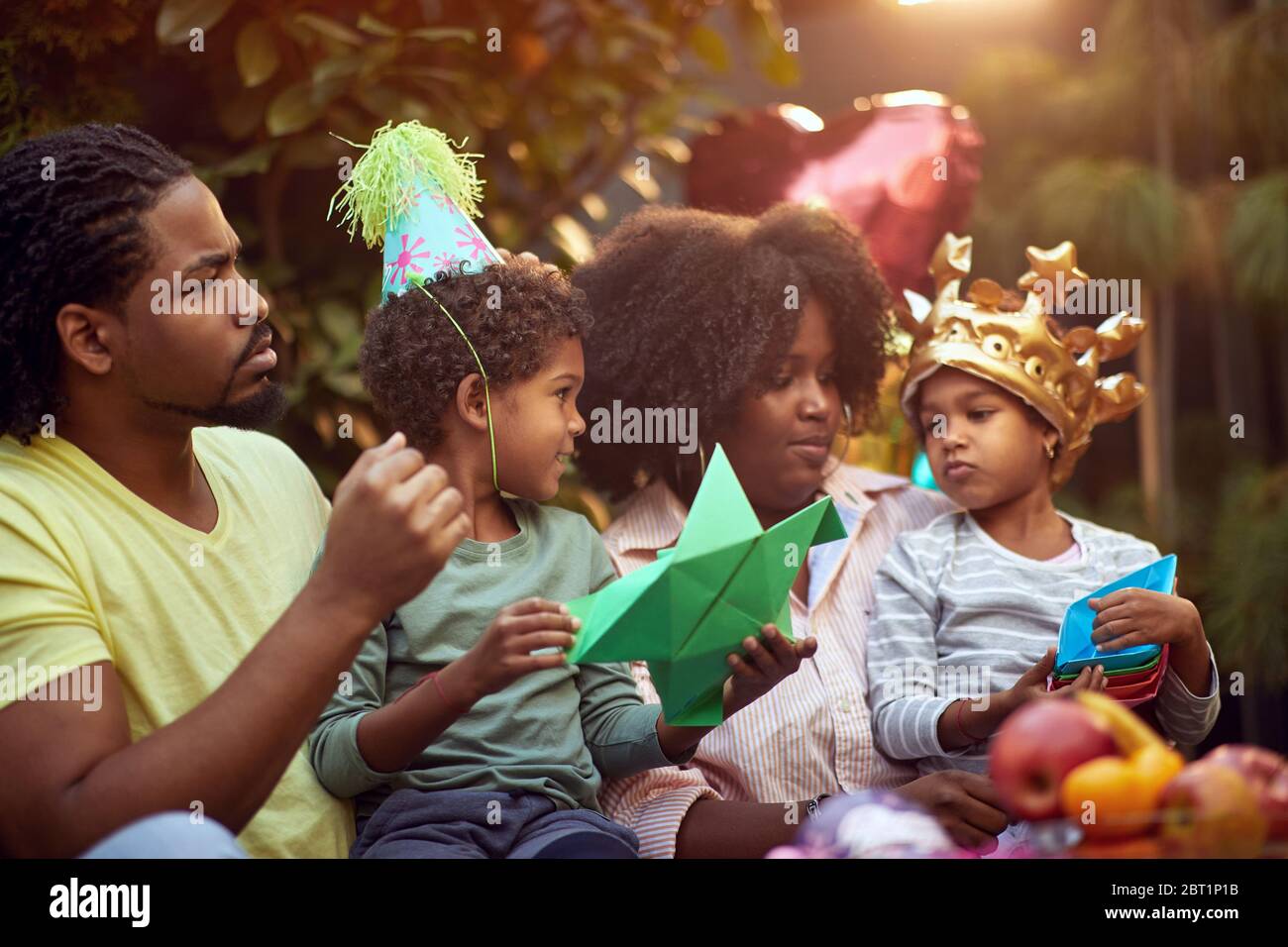 Afro-amerikanische niedlichen Jungen feiern Geburtstagsfeier.Fun Zeit, Familie glücklich. Stockfoto