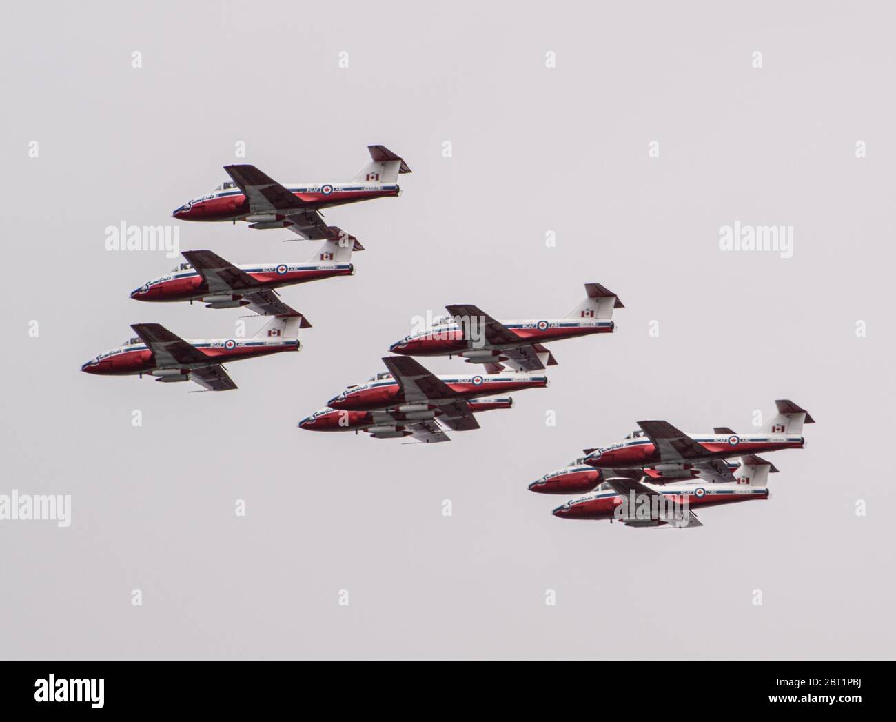 Die königlichen kanadischen Luftwaffe Schneevögel fliegen in Formation Stockfoto