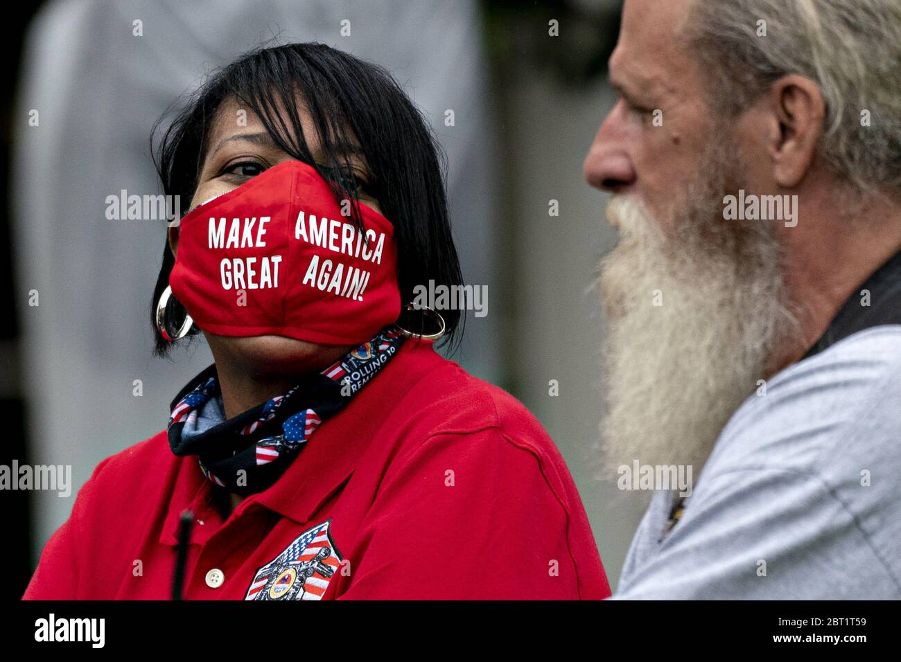 Washington, Usa. Mai 2020. Ein Teilnehmer trägt eine Schutzmaske 'Make America Great Again' während einer Rolling to Remember Zeremonie, die die Veteranen und Kriegsgefangenen/Vermissten in Aktion (POW/MIA) der Nation am Freitag, den 22. Mai 2020 in Washington, DC ehrt. Foto von Andrew Harrer/UPI Quelle: UPI/Alamy Live News Stockfoto