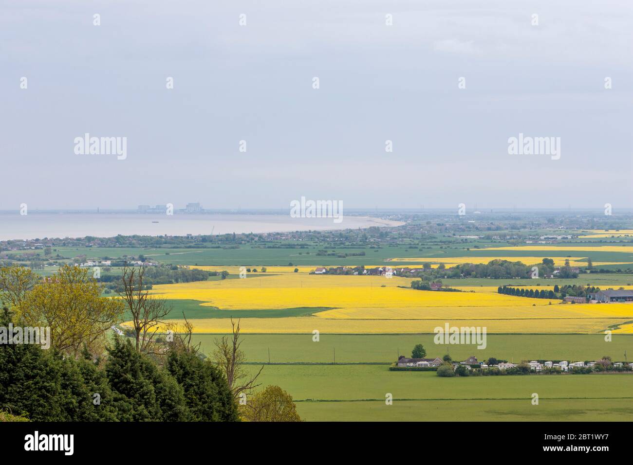 Blick auf die Landschaft von Kent mit Blick auf das Meer und das Dungeness Kraftwerk vom Tierschutzgebiet Port Lympne Stockfoto