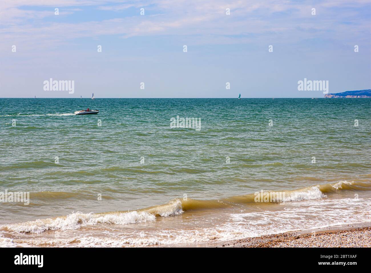 Motorboot Kreuzfahrt auf dem Meer vor dem Strand in Camber Sands, in der Nähe von Rye, East Sussex an einem warmen sonnigen Morgen im Sommer Stockfoto