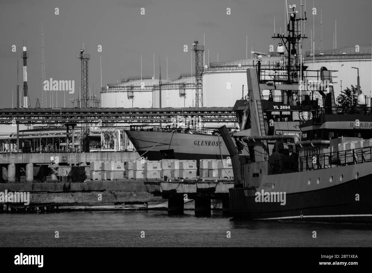 Moderne Stahl-Fischerboote im Hafen angedockt Stockfoto
