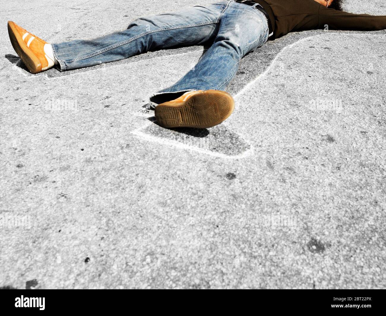 Mann liegt in toten Mann Kreide Umriss auf Beton Stockfoto