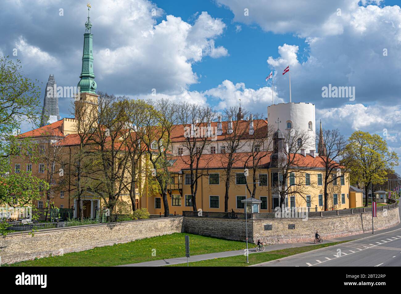 Blick auf die Burg von Riga während des sonnigen Frühlings in Riga, Lettland. Rigaer Burg ist eine Burg am Ufer des Flusses Daugava. Heute ist es der offizielle Wohnsitz Stockfoto