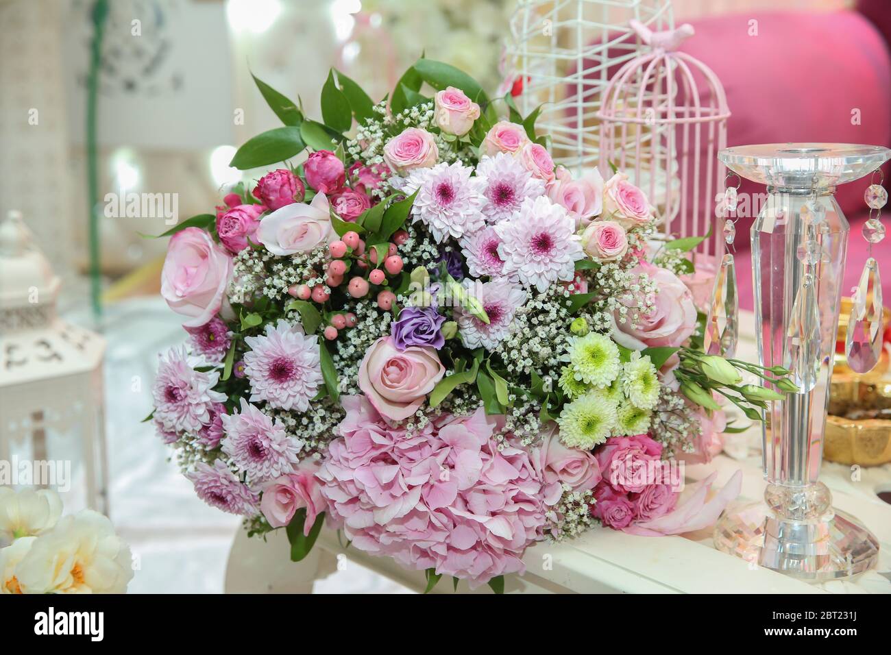Buntes Blumenstrauß. Wunderschöner Blumenstrauß aus farbigen Rosen umhüllt den bulligen Hintergrund. Stockfoto