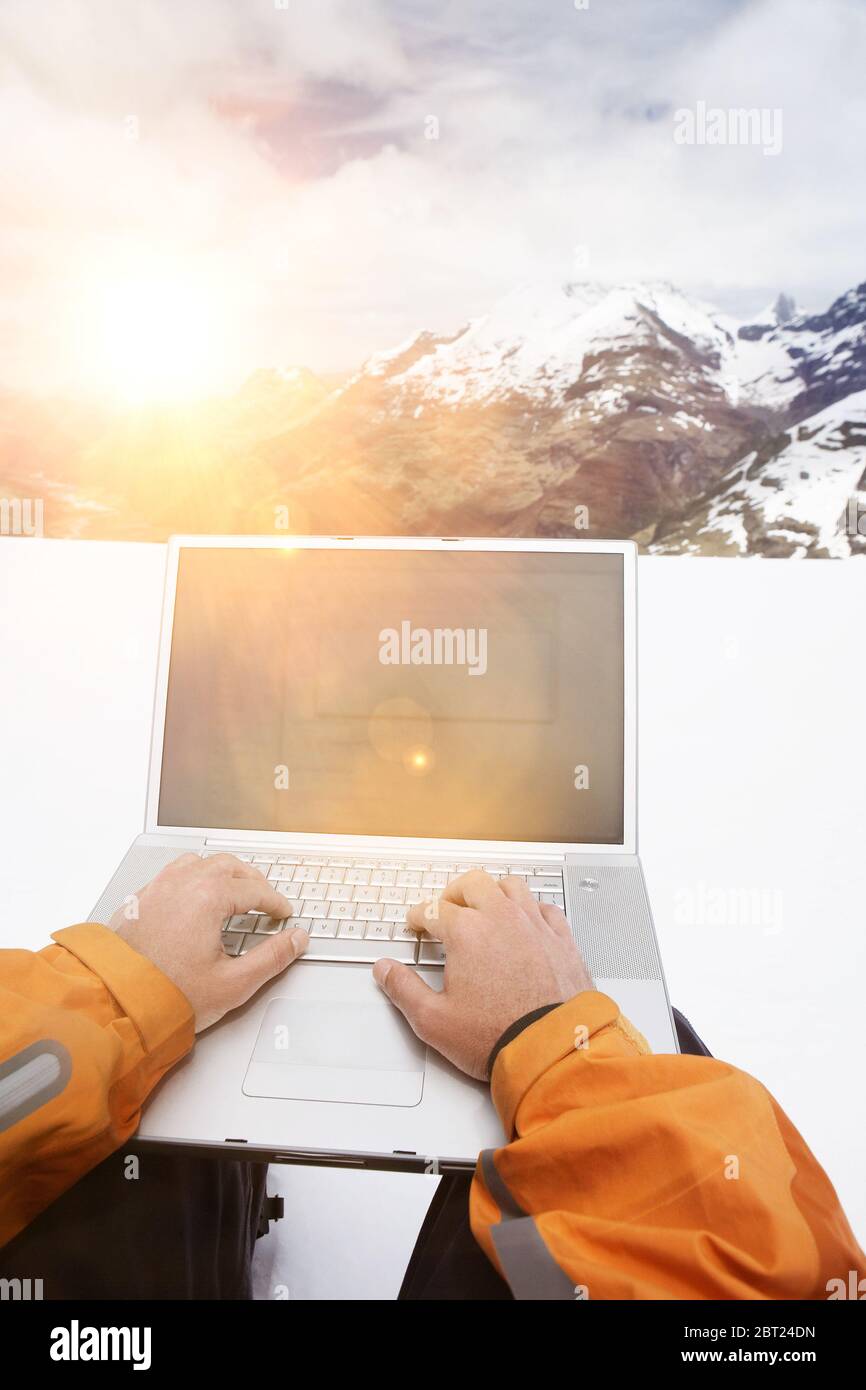 Bergsteiger, die per Laptop arbeiten Stockfoto