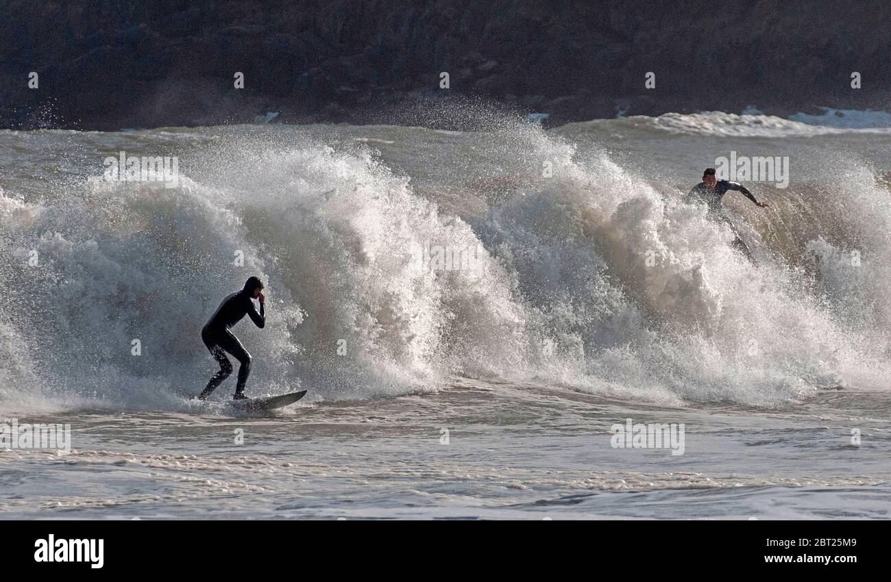 Swansea, Großbritannien, 22. Mai 2020. Surfer, die heute Abend das Beste aus dem Sturmsurfen in der Langland Bay in der Nähe von Swansea machen. Bild von Lisa Dawson Rees Stockfoto