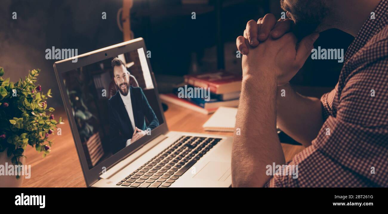 Motivation von Mitarbeitern, die mit Hilfe eines modernen Corona-Virus-Konzepts arbeiten. Panorama-Foto von nachdenklichen Kerl hören CEO Stockfoto